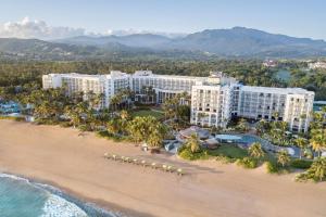 une vue aérienne d'un complexe hôtelier sur la plage dans l'établissement Wyndham Grand Rio Mar Rainforest Beach and Golf Resort, à Río Grande