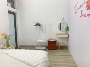 Ένα ή περισσότερα κρεβάτια σε δωμάτιο στο Bloom Homestay +10 φωτογραφίες