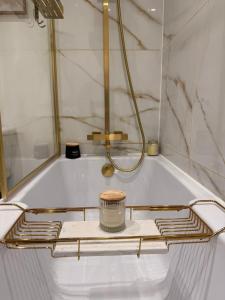 Et badeværelse på The Stanhope - Ground Floor Apartment + 8 billeder