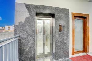 Gallery image of FabHotel The Royal Kishan Complex in Noida