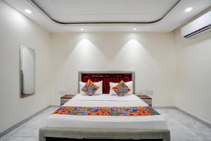 Voodi või voodid majutusasutuse FabHotel The Royal Kishan Complex toas