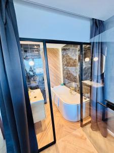 Ένα μπάνιο στο Apartamenty Manhattan Łódź Piotrkowska