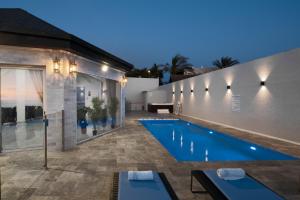 a swimming pool in the backyard of a house at וילה מילגרוס - וילה מהממת עם בריכה פרטית in ‘Ein Ya‘aqov