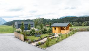 a house with a garden with a small cabin at Kettis Apartment in Gröbming