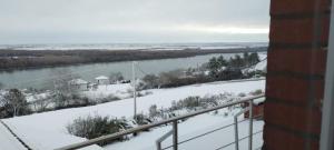 Vista de un río nevado desde un balcón en House 33, en Stari Slankamen