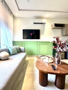 拉合尔Zameen aurum Luxury Apartment Gulberg 3 Mirhaa homes-3的客厅里有一张沙发和一张桌子。 更多15张照片