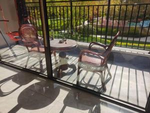 een balkon met twee stoelen en een tafel met een klein speeltje bij Ivy Residence in Jiaozhou +35 foto's