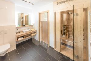 łazienka z prysznicem, toaletą i umywalką w obiekcie Luxusapartment Müllerhaus w mieście Mühlbach am Hochkönig