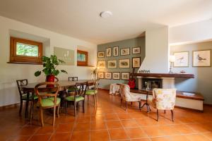 ein Esszimmer mit Tisch und Stühlen und einem Kamin in der Unterkunft Bubamara - Bed and Breakfast in Lazise