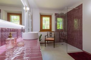 ein Badezimmer mit Badewanne und Glasdusche in der Unterkunft Bubamara - Bed and Breakfast in Lazise + 35 Fotos