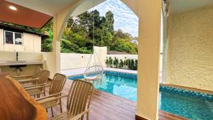 Bazén v ubytování The Luxurious 40 Milos Villa nebo v jeho okolí