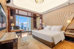 ein Schlafzimmer mit einem Kingsize-Bett und einem Schreibtisch in der Unterkunft Chengdu CYNN Hotel in Chengdu + 60 Fotos