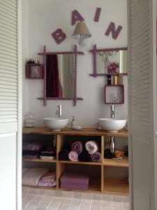 ein Badezimmer mit zwei Waschbecken und zwei Spiegeln in der Unterkunft MARIAC , Chambres d'hôtes "AU TILLEUL" 6km du Cheylard in Mariac