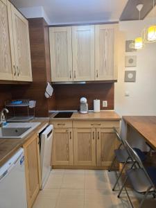 una cucina con mobili in legno, tavolo e sedie di Belvedere K203 a Bansko