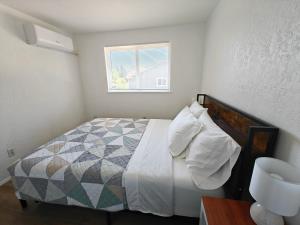 une chambre avec un lit et une fenêtre dans l'établissement Cozy home, Walk to Lake, Food & Shops, EV Charger, à Lake Stevens