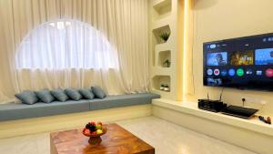TV a/nebo společenská místnost v ubytování The Luxurious 40 Milos Villa