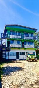 Un edificio con un camión estacionado enfrente. en SAI HOLIDAYS Chottupara, en Vagamon