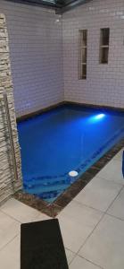 ポロクワネにあるGuest House On Marshallの建物内の青い水のプール