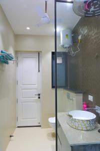 Koupelna v ubytování Sidneyland Hill Retreat Beside the Aravallis Amidst Nature