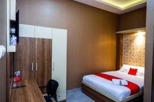 Postel nebo postele na pokoji v ubytování RedDoorz near Simpang Tujuh Kudus