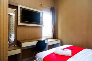 TV a/nebo společenská místnost v ubytování RedDoorz near Simpang Tujuh Kudus