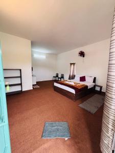 Habitación grande con cama y sofá en SAI HOLIDAYS Chottupara, en Vagamon