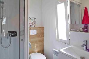 Ένα μπάνιο στο Mobile home with terrace at Domaine Les Mûriers, Vendres-Plage +51 φωτογραφίες