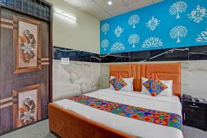 Un dormitorio con una cama y una pared azul. en Via Royal Plaza 62, en Noida 14 fotos más