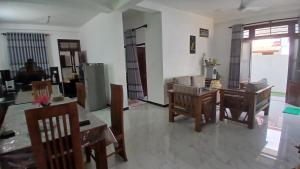 ein Wohnzimmer mit einem Tisch und Stühlen in der Unterkunft Luna Villa in Mawadawila