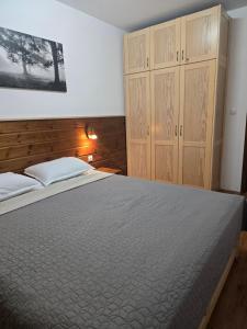 una camera da letto con un letto grande e armadi in legno di Belvedere K203 a Bansko Altre 11 foto