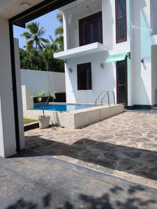 ein Haus mit einem Swimmingpool davor in der Unterkunft Luna Villa in Mawadawila