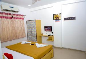 TV/trung tâm giải trí tại Hotel sai nakshatra +13 ảnh