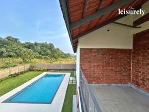 Bazén v ubytování StayLeisurely The Flint House 3BHK, Murbad nebo v jeho okolí