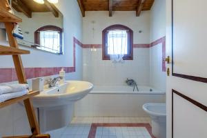 Koupelna v ubytování Villa Rosa Con Piscina Privata + 28 fotografií