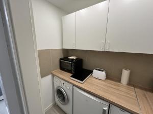 Kuchyň nebo kuchyňský kout v ubytování Etw-Sarstedt