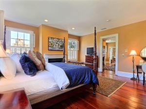 una camera da letto con un letto e un soggiorno di Bird Baldwin Forsyth Suite a Savannah Altre 21 foto