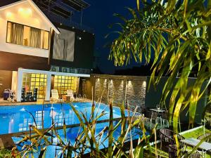 Black Rose 5 BHK Premium Luxurious villa في Nāi: حمام سباحة أمام مبنى