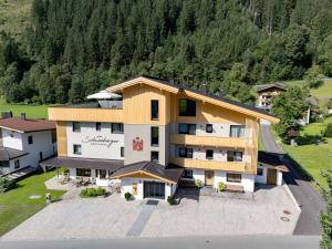 una vista aérea de un hotel en las montañas en Gästehaus Schneeberger, en Mayrhofen