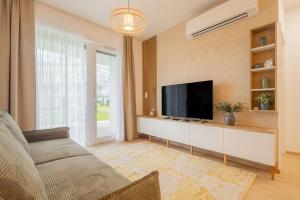 バラトンセメッシュにあるSzemesBay Apartmentのソファとテレビのあるリビングルーム