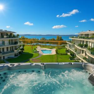 バラトンセメッシュにあるSzemesBay Apartmentのプールのあるリゾートの航空写真