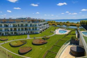 バラトンセメッシュにあるSzemesBay Apartmentの庭園付き建物の空中風景