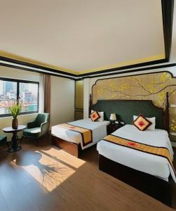 Un pat sau paturi într-o cameră la Sunrise Hanoi Hotel