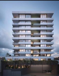 een weergave van een groot appartementencomplex bij zonsondergang bij Serene Designer Stay in Sydney