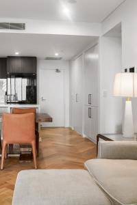 een woonkamer met een tafel en een eetkamer bij Serene Designer Stay in Sydney