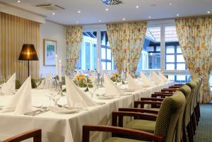 Ein Restaurant oder anderes Speiselokal in der Unterkunft VILA VITA Burghotel Dinklage 