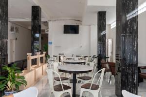 een eetkamer met een tafel en stoelen bij RedDoorz near UISU teladan Medan in Medan