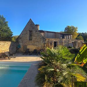 an external view of a house with a swimming pool at Gîte Les Combes Montignac Lascaux in Montignac