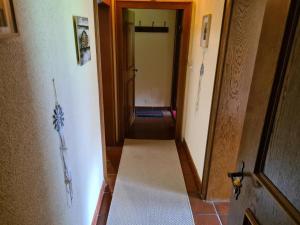 a hallway with a door and a hallwayngth at Appartement Sonnenspitze 5 in Ehrwald