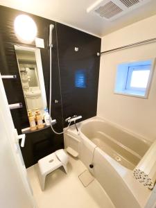 Ένα μπάνιο στο 最大4名宿泊 名古屋駅近 地下鉄徒歩5分 お部屋貸し切り 無料Wi-Fi