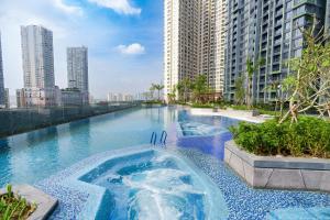 une piscine au milieu d'une ville avec de grands bâtiments dans l'établissement Lumiere Garden Hideaway, à Hô-Chi-Minh-Ville